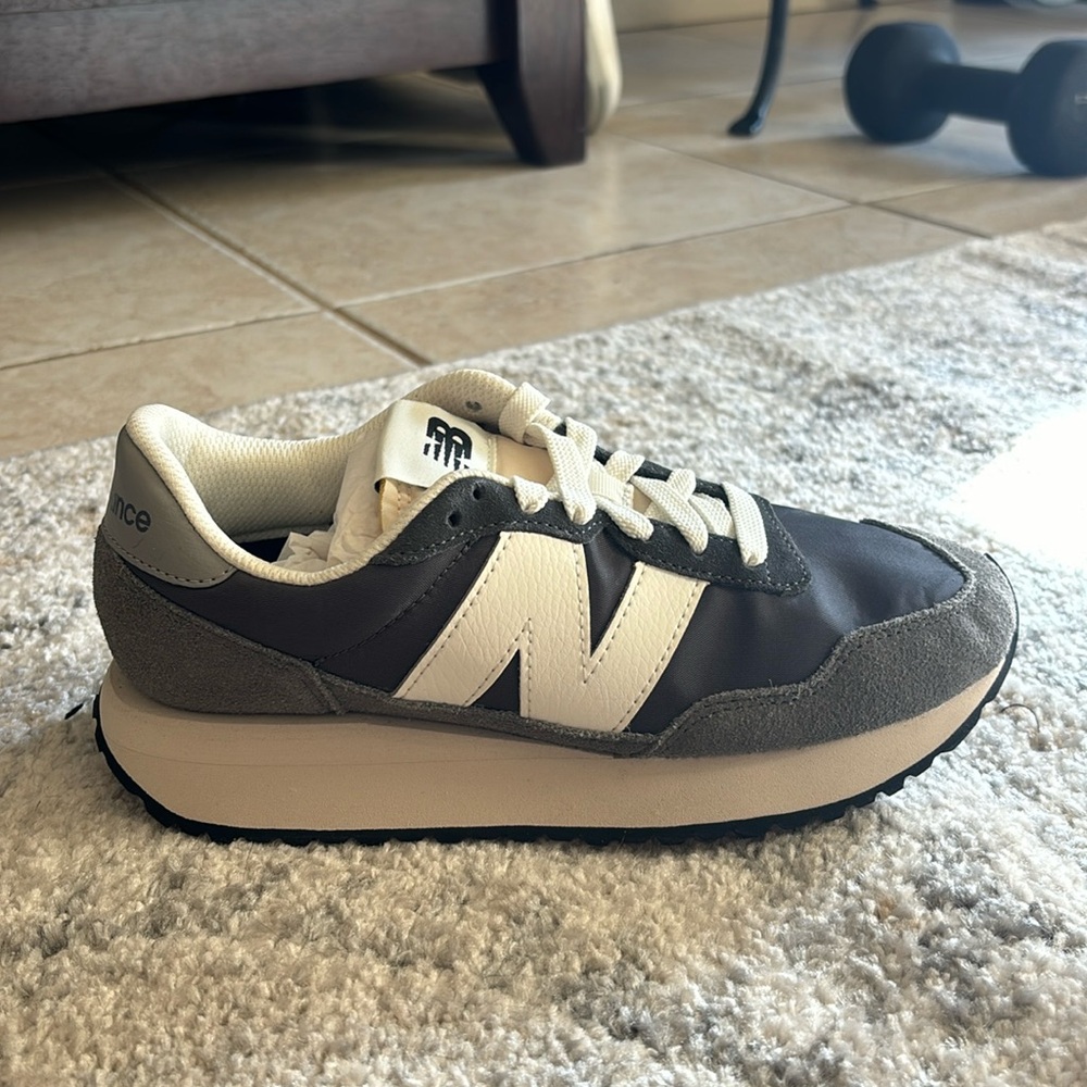 BRAND NEW New Balance 237 Sneakers